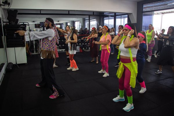Fotos da aula de FitDance com tema Disco