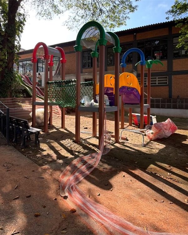 Novos brinquedos sendo instalados no parque infantil do Itatiba Esporte Clube