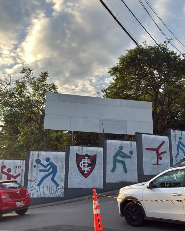 Ponto de outdoor do Itatiba Esporte Clube sobre o muro do clube