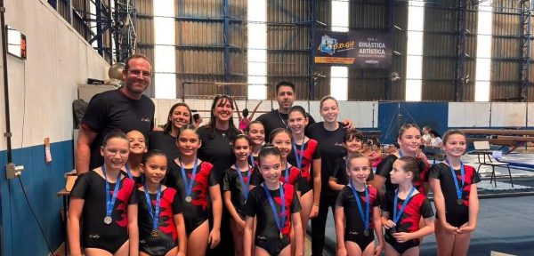 Equipe Gynastikar do Itatiba EC com as medalhas da primeira competição, em Americana
