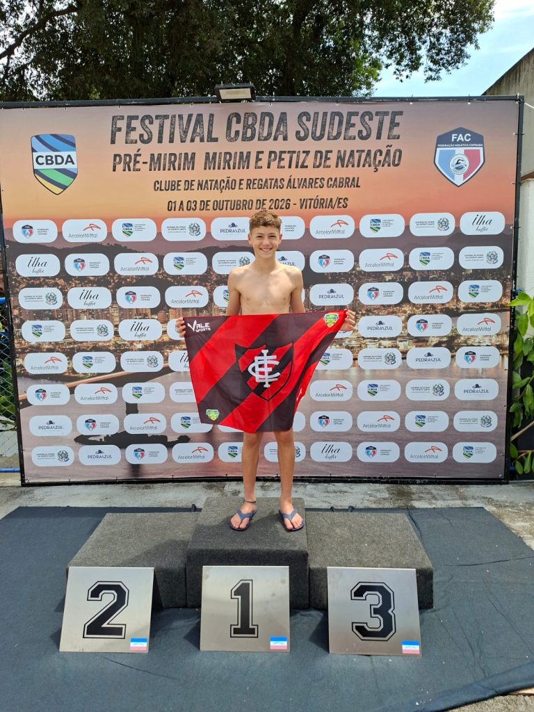 Ian no pódio do Festival CBDA Sudeste de Natação, em Vitória (ES), com a bandeira do Itatiba EC