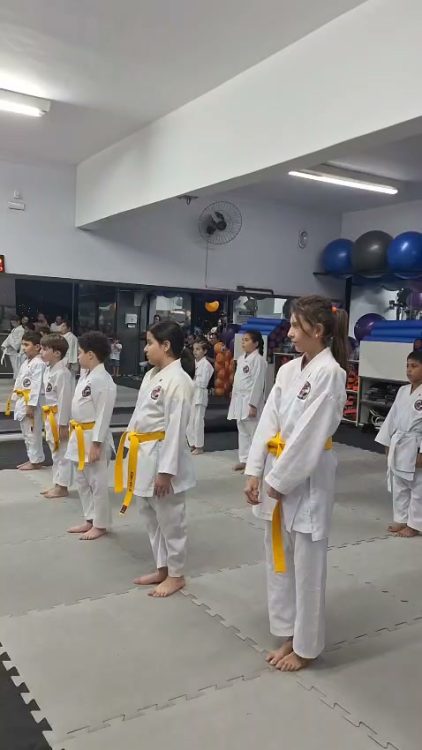 Alunos de karatê da Academia IEC no exame de faixa