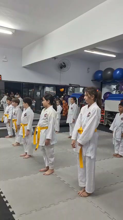 Alunos de karatê da Academia IEC no exame de faixa